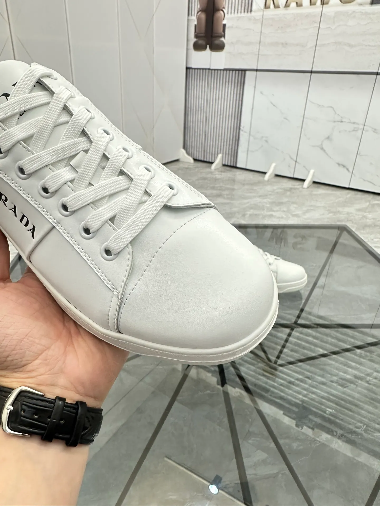 Men's shoes: 💰P400¥ Product trademark: Prada *"Prada*" low-top casual shoes Regular size: 38-44 (can be customized to 45) Product materials: imported cowhide upper, sheepskin lining, original outsole. Number: 020